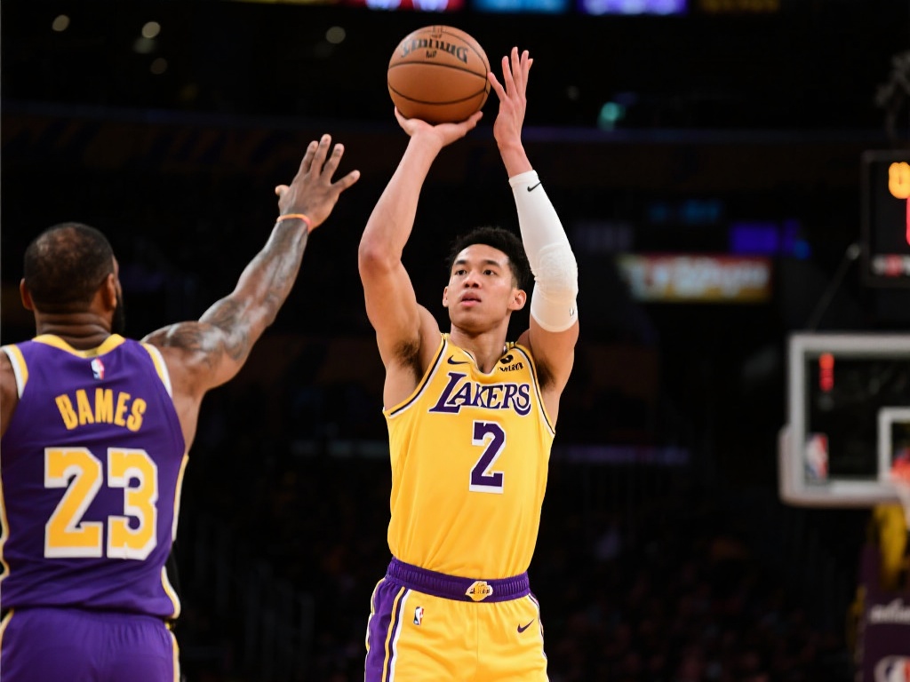 詹姆斯助攻八村垒三分,湖人三节险胜领先5分 八村垒作为湖人队阵容中的重要角色,本场表